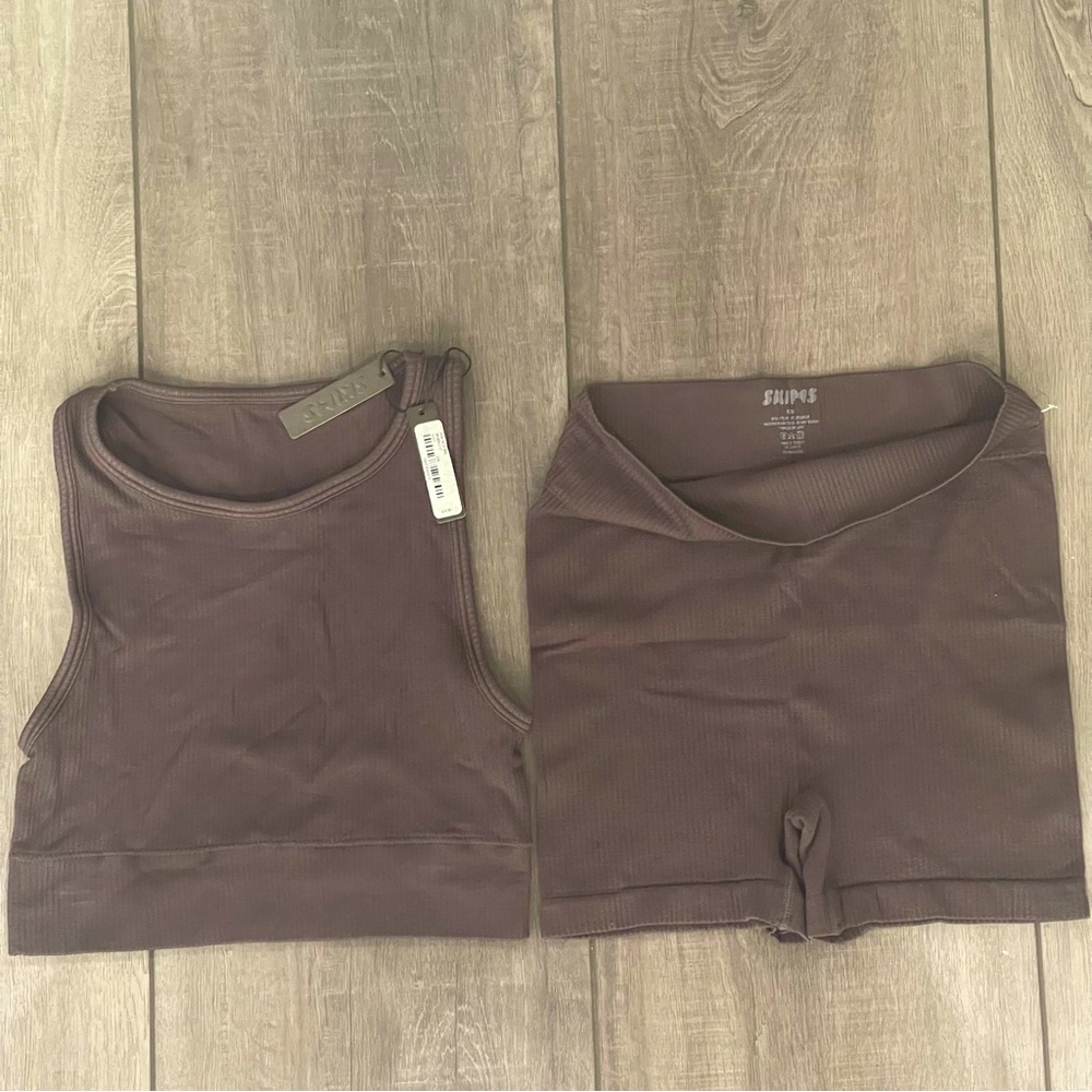 SKIMS CROPPED TANK AND MATCHING SHORTS.